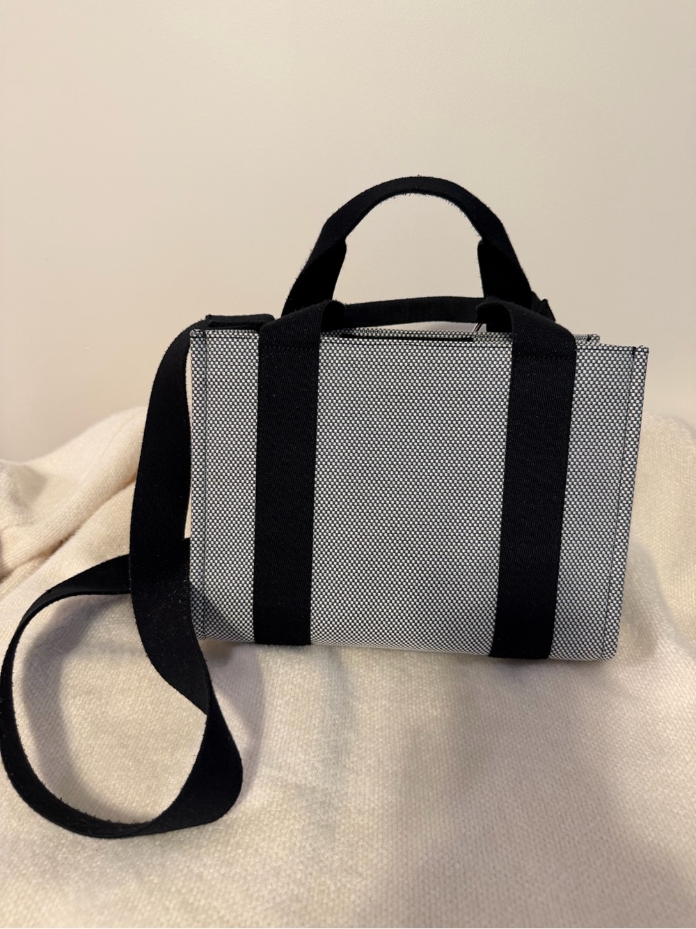 lululemon Two-Toned Mini Canvas Tote 4.5L- Anchor/Light Ivory/Black - Picture 4 of 8